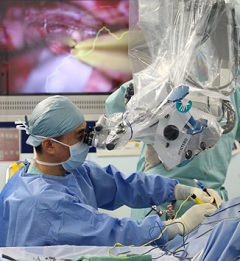 手術用顕微鏡のもとで行う脳腫瘍の摘出手術