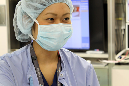 写真:手術サポート看護師 手術部 看護師 池田 早希
