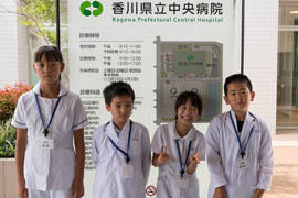 正面玄関前看板にて