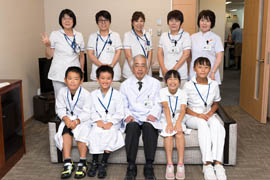 院長先生、看護部長室のスタッフと一緒に