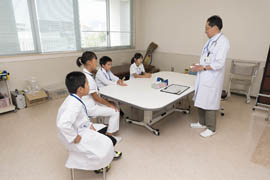 リハビリ室見学の様子 写真1