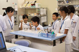 調剤について説明を聞いています。　
